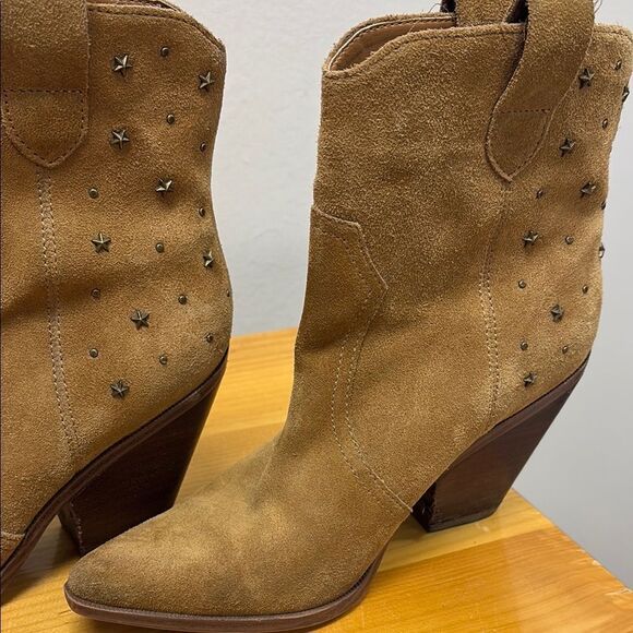 Limelight Tan Ankle Booties with 3” Stacked Heel - Women’s Size 6 Heeled Boots - Picture 9 of 12